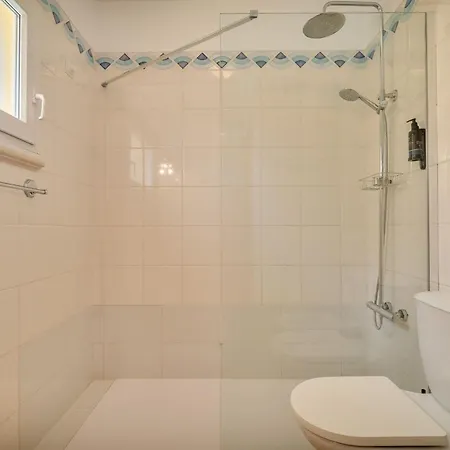 Apartament Sunny 1bdr Flat With Pool In Vau By Lovelystay