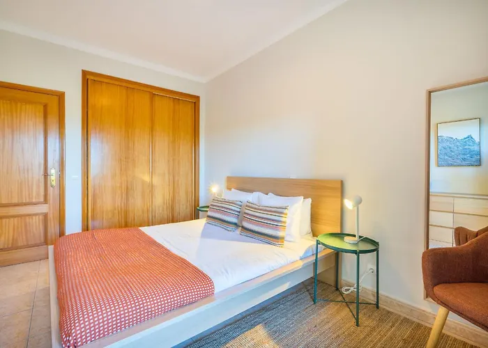 Sunny 1bdr Flat With Pool In Vau By Lovelystay Portimão