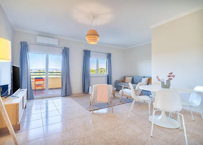 Sunny 1bdr Flat With Pool In Vau By Lovelystay Portimão