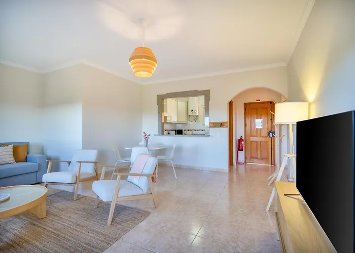 Apartment Sunny 1bdr Flat With Pool In Vau By Lovelystay