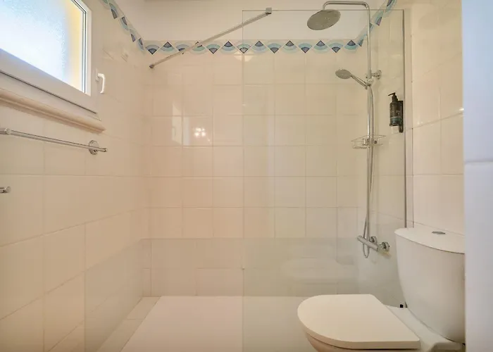 Apartment Sunny 1bdr Flat With Pool In Vau By Lovelystay