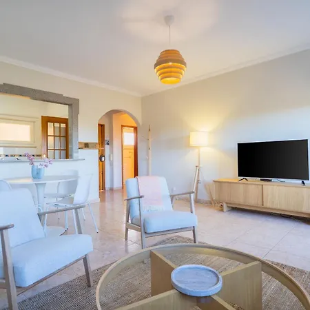 Sunny 1bdr Flat With Pool In Vau By Lovelystay *