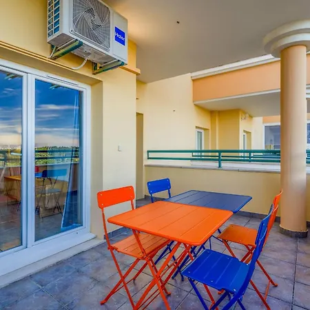 Apartamento Sunny 1bdr Flat With Pool In Vau By Lovelystay *