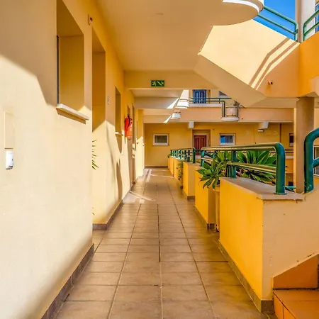 Sunny 1bdr Flat With Pool In Vau By Lovelystay * Portimão